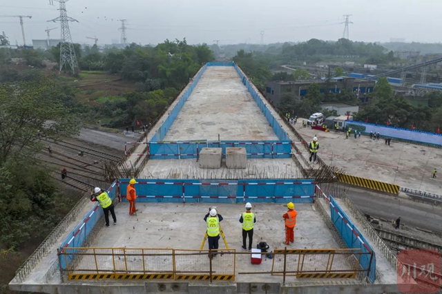 重约5000吨的桥梁在空中旋转!渝昆高铁有新进展(图7) 7.jpg