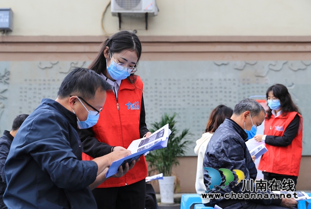 纳溪:院坝里的宣讲会,接地气又入人心(图6) “满天星”法治志愿者小分队现场宣传法律知识宣传.jpg