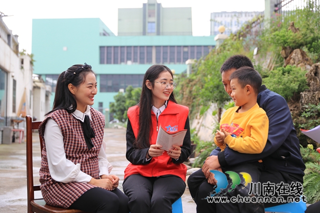 纳溪:院坝里的宣讲会,接地气又入人心(图4) “满天星”法治志愿者小分队进入院坝宣讲党的二十大精神及法律知识 (2).jpg