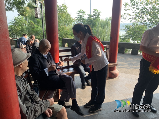 工行泸州分行开展“远离洗钱犯罪 守护好养老钱”主题宣传活动(图3) 工行3.jpg