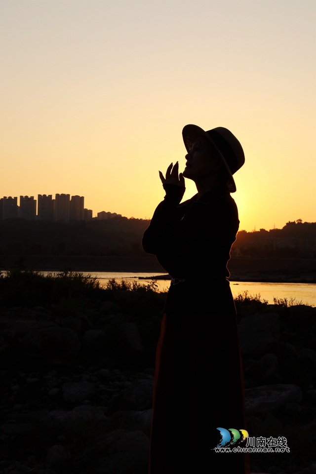 市民在河滩享受阳光 (1).JPG