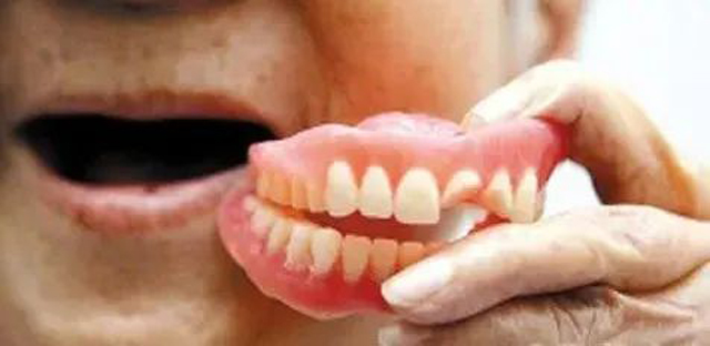 【围观】这个习惯！满口牙齿掉光了