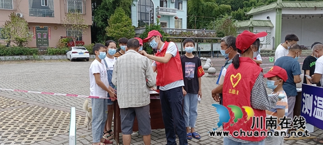 纳溪护国中学“党员志愿服务队”:践行初心,守护民心(图5) 在东巷口村疫情防控志愿服务 .jpg