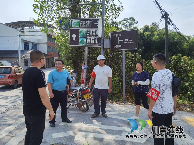 纳溪护国中学“党员志愿服务队”:践行初心,守护民心(图1) 黄克云校长(左二)慰问森林防灭火执勤人员 .jpg