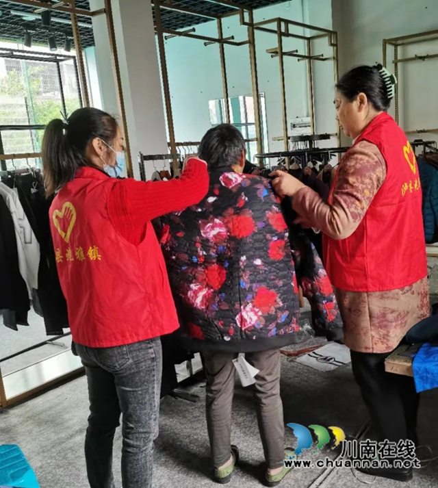 泸县兆雅镇:热心乡贤献爱心,困难群众添新衣(图1) 微信图片_20221104092046.jpg