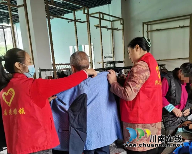 泸县兆雅镇:热心乡贤献爱心,困难群众添新衣(图2) 微信图片_20221104092118.jpg