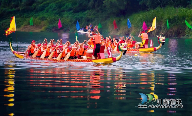 永宁河上赛龙舟·罗学鹏摄 (2).jpg