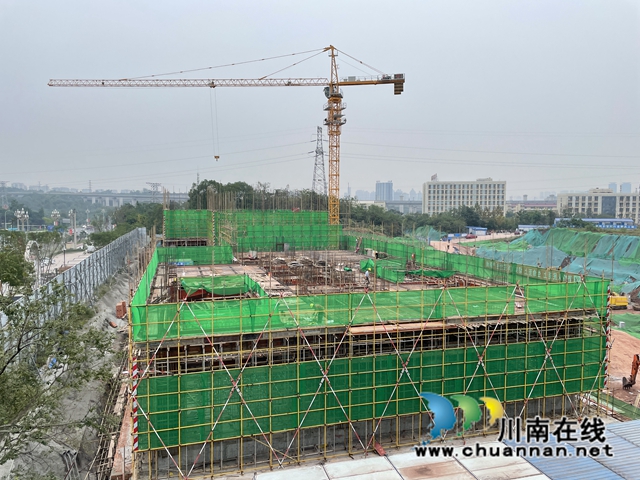2在泸州市龙马潭区蜀泸大道景宏自贸中心项目建设现场，各类机械运转不停，工人们在紧张有序地施工.jpg