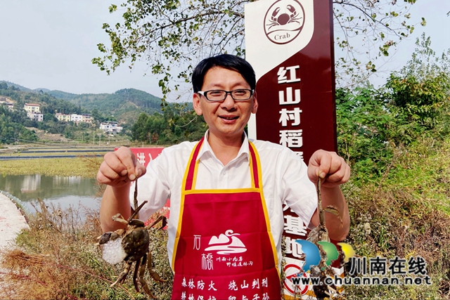 石桥镇红山村党总支书记、主任、乡村振兴乡贤联谊会名誉会长邓朝冲为红膏蟹代言.jpg
