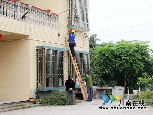11月16日，在泸州市龙马潭区特兴街道长安社区17组，村民吴莉看着刚刚免费安装上的摄像头，竖起了大拇指。 (1).JPG