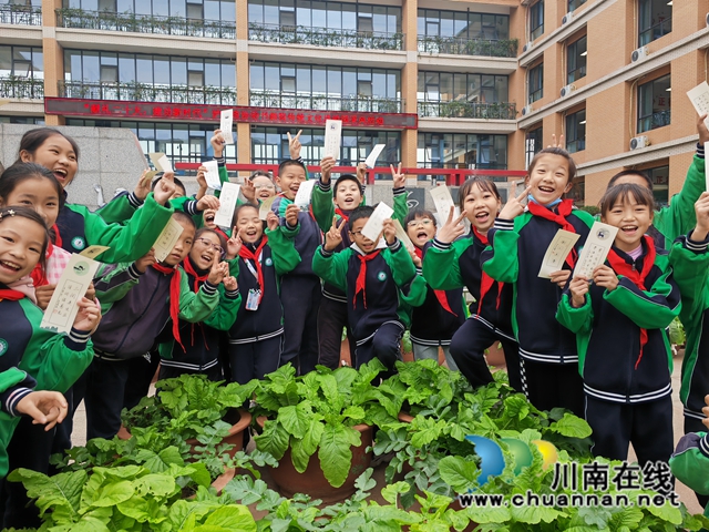 孩子们展示获得的书签（曾佐然摄）.jpg
