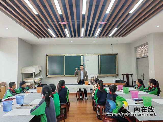 书法进课堂（曾佐然摄）.jpg