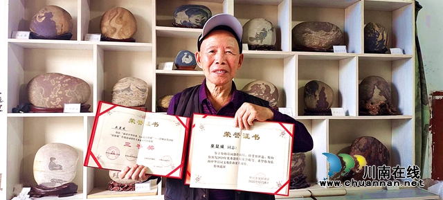 图3：巫显咸作品多次获奖.jpg