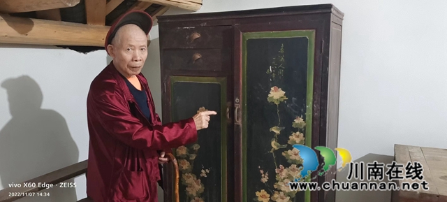 图6：巫显家40年前漆在家俱上的画作《春满人间》.jpg