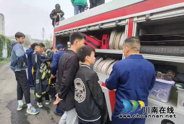 纳溪区护国中学开展消防安全应急疏散演练(图2) 护国2.jpg