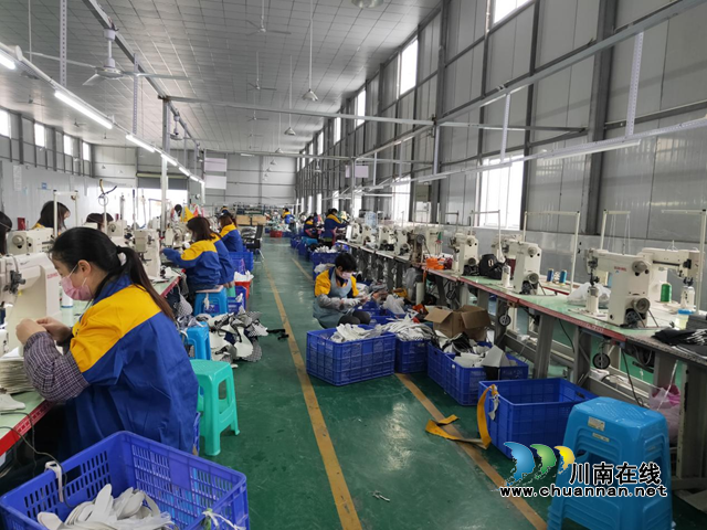 产业兴 安居乐 人才足|古蔺县:解锁群众幸福密码(图6) 聚居点内扶贫车间,让老百姓实现家门口就业.png