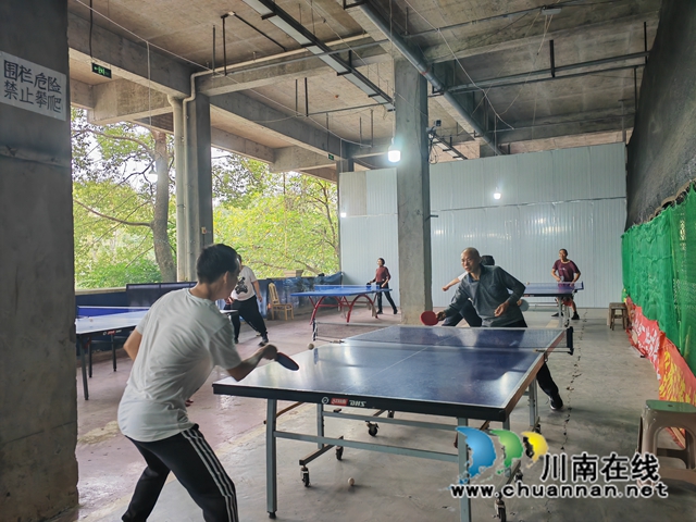 乒乓球队员们在打乒乓球1（曾佐然摄）.jpg