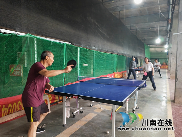 乒乓球队员们在打乒乓球（曾佐然摄）.jpg