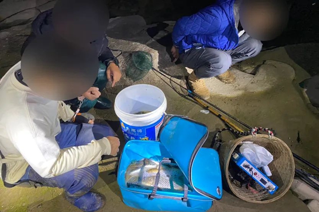 泸县:三“馋猫”钓鱼无获,摸黑电长江鱼被抓现行(图2) 电2.jpg