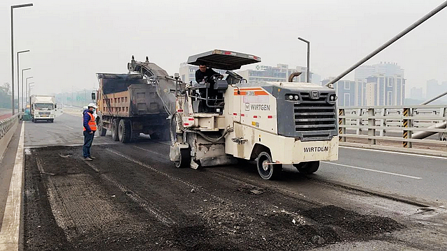 泸州沱六桥首次规模性维修,过往车辆行人请注意安全(图2) nEO_IMG_12.jpg