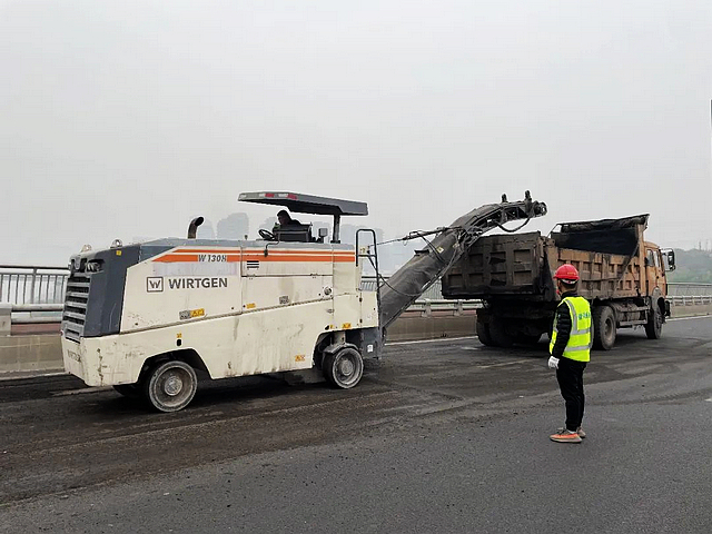 泸州沱六桥首次规模性维修,过往车辆行人请注意安全(图3) nEO_IMG_13.jpg