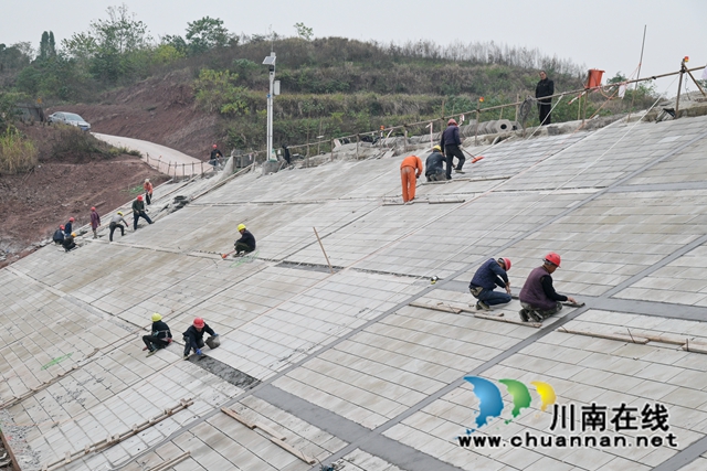 泸县喻寺镇白洞水库大坝 外坡施工现场 (夏廷贵摄).jpg