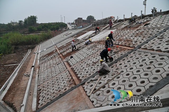 泸县喻寺白洞水库大坝外坡施工现场 (夏廷贵摄).jpg