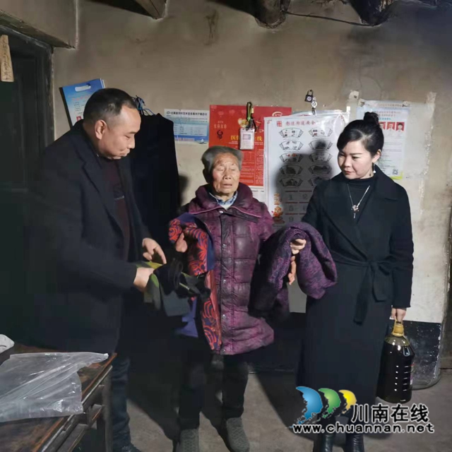 潘小容入户关心贫困群众.jpg