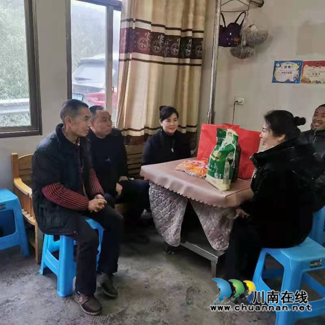潘小容走村入户动员群众发展产业.jpg