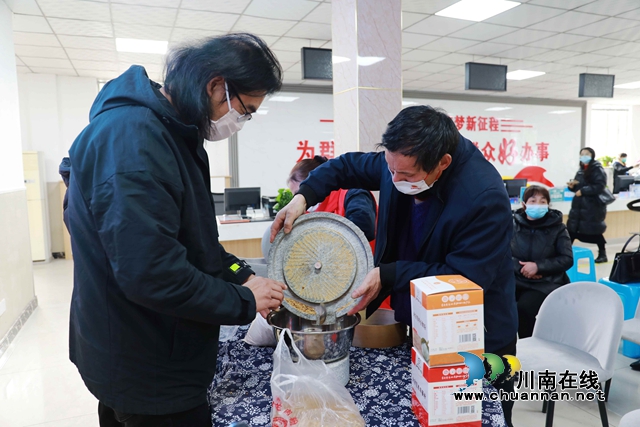 社区居民体验原料碾磨与制作 (5).JPG