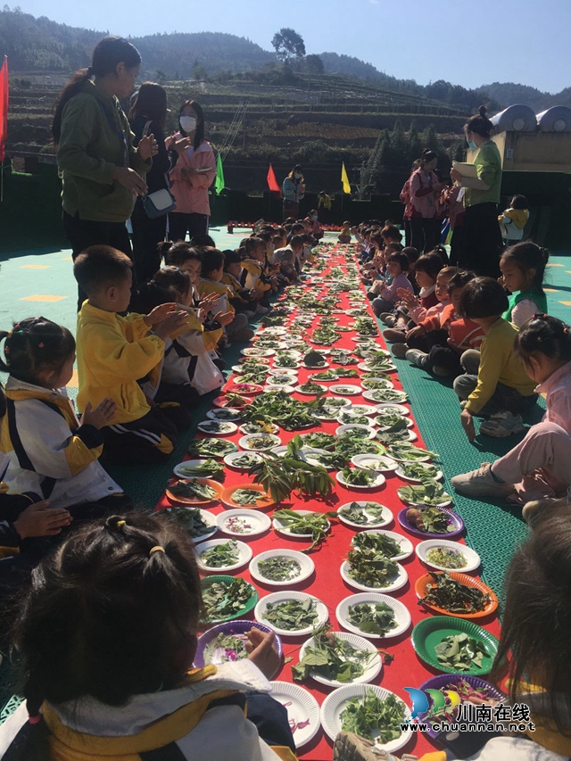 古蔺:留着“彝韵”文化的根(图10) 长桌宴活动.jpg