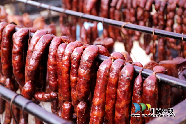 熏制出的腊肉、香肠色泽金黄、油润+(1).JPG
