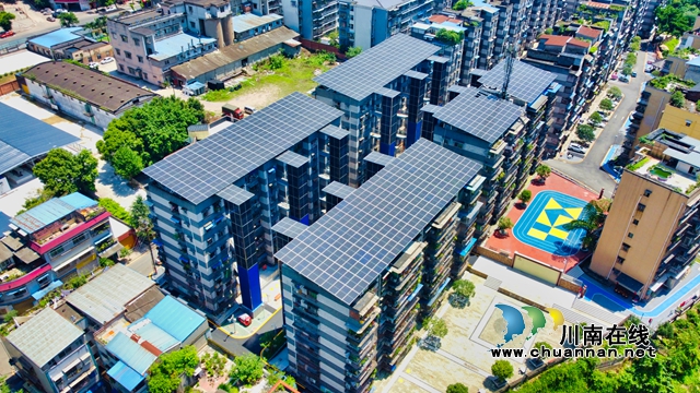 在泸州市龙马潭区鱼塘街道枣林园小区内，新安装的共享光伏电梯在阳光的照耀下正在稳定运行，而贴满光伏发电板的老旧小区外墙也充满了科技感和未来感。杨尚威摄.jpg