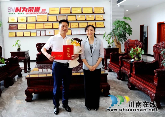 龙马潭区:打造人才集聚“新高地”,激发人才引擎“强动能”(图7) 区委书记涂曲平慰问人才.jpg