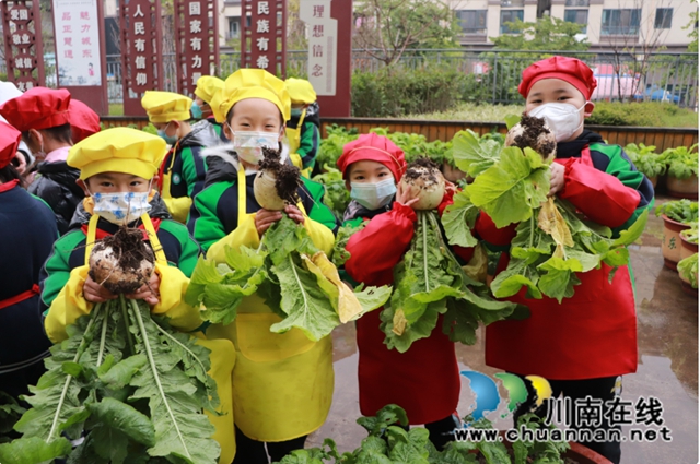 泸县城东小学校:蔬菜义卖暖高原(图1) 微信图片_20230103114716.jpg
