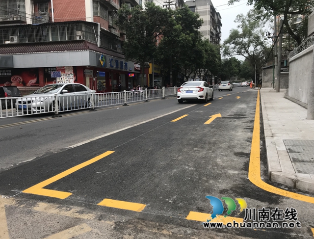 小市街道杜家街原水电校路段围墙拆除后开阔的道路.jpg