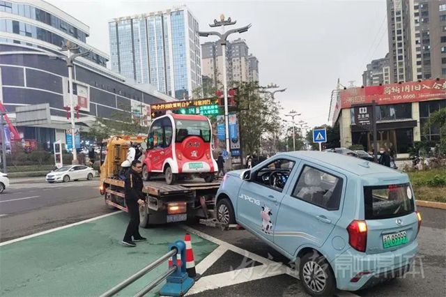 严格执法！内江交警在这里暂扣20辆“老年代步车”