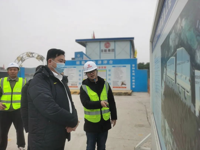 泸州市口岸物流办党组书记、主任李智率队开展岁末年初安全检查(图1) 李智1.jpg