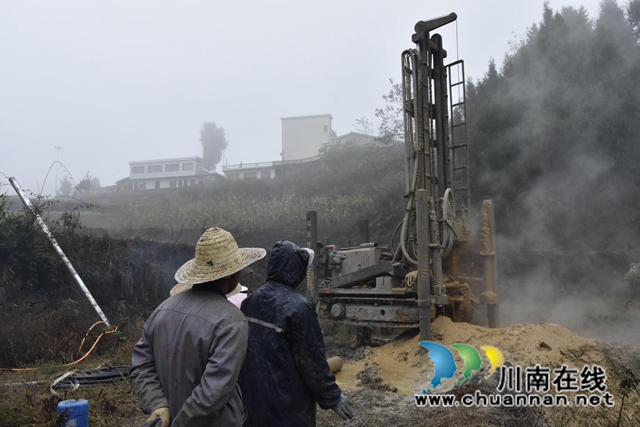 古蔺县丹桂镇:乡贤助力钻深井,汩汩清水入户来(图1) 微信图片_20230105092610.jpg