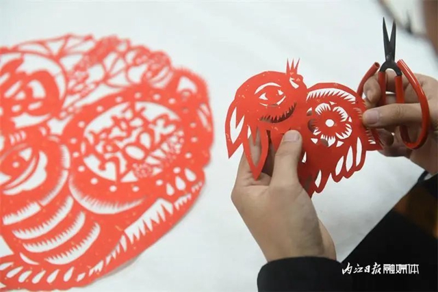 内江技艺!一剪下去,好看(图5) 5.jpg