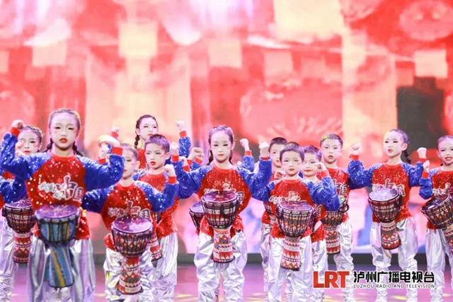 前“兔”无量·光芒绽放——泸州十八中“繁星乐队”参加2023年泸州第七届少儿春晚联欢晚会(图6) 6.jpg