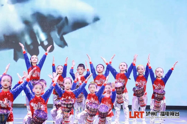 前“兔”无量·光芒绽放——泸州十八中“繁星乐队”参加2023年泸州第七届少儿春晚联欢晚会(图5) 5.jpg