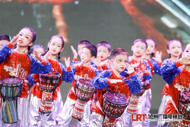 前“兔”无量·光芒绽放——泸州十八中“繁星乐队”参加2023年泸州第七届少儿春晚联欢晚会(图7) 7.jpg