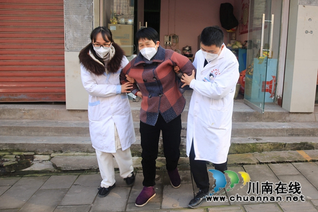 龙马潭:成立非急救转运专班,满足非急危重症患者就医需求(图4) 4曾邦科和同事扶着卢正书老人上车.jpg