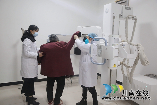 龙马潭:成立非急救转运专班,满足非急危重症患者就医需求(图3) 3在小市街道社区卫生服务中心,杨凤钦老人正在接受进一步检查.jpg