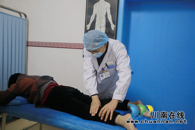 龙马潭:成立非急救转运专班,满足非急危重症患者就医需求(图7) 7卢正书老人在龙马潭区人民医院骨科接受治疗.jpg