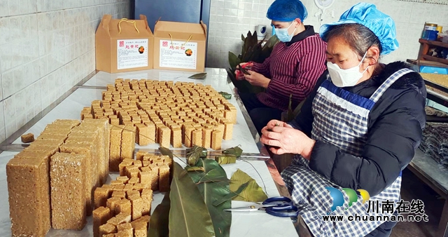 纳溪:做手工黄粑,每天赚千元(图1) 谢荣华和儿子在包扎黄粑坯子.jpg