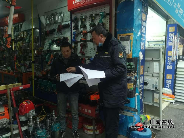 龙马潭区综合行政执法局:拆除违规牌匾,清除安全隐患(图1) 拆1.png