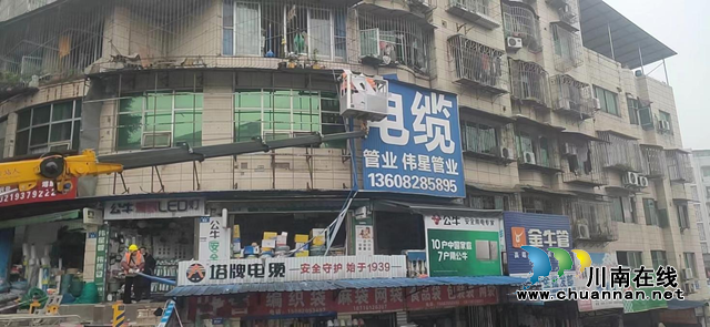 龙马潭区综合行政执法局:拆除违规牌匾,清除安全隐患(图2) 拆2.png