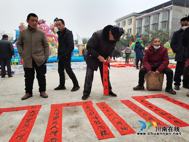 泸县方洞镇:文化科技卫生“三下乡”,年味“浓”!(图3) 书写的春联(曾佐然摄).jpg